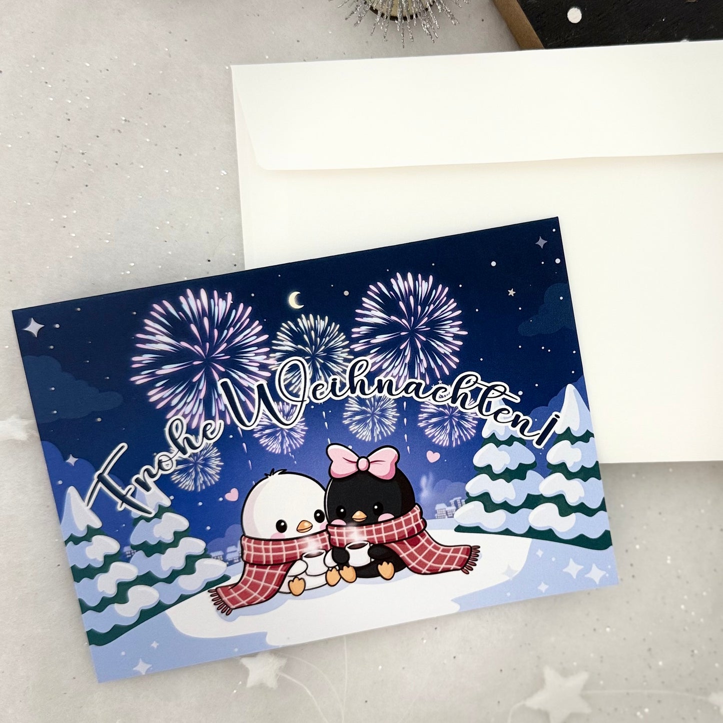 Süße handgemachte Weihnachtskarte mit Pinguin-Pärchen und Feuerwerk – Inkl. Umschlag, DIN A6