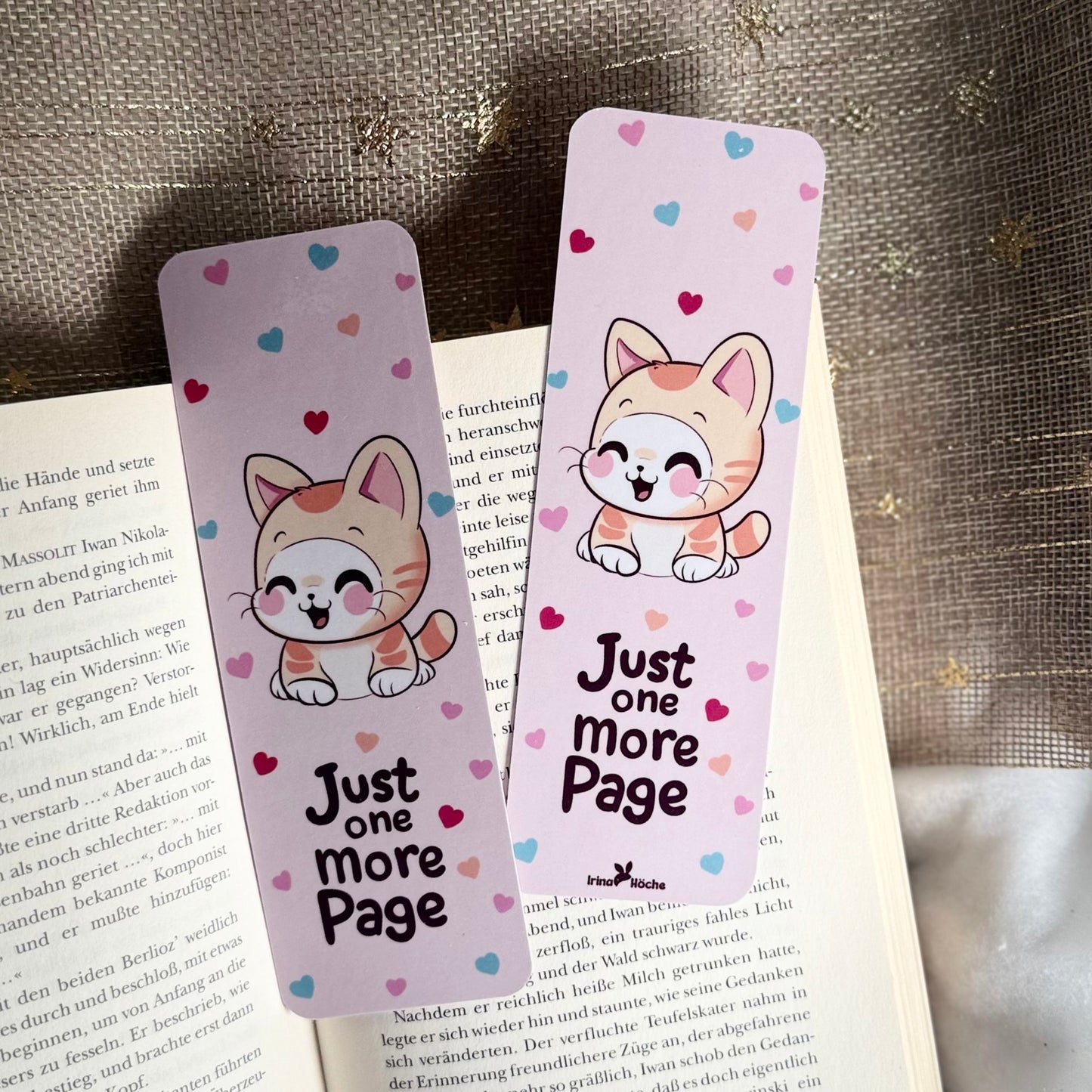 Lesezeichen “Just one more page” – Süßes Katzenmotiv – Bookmark für Bücherwürmer & Journals