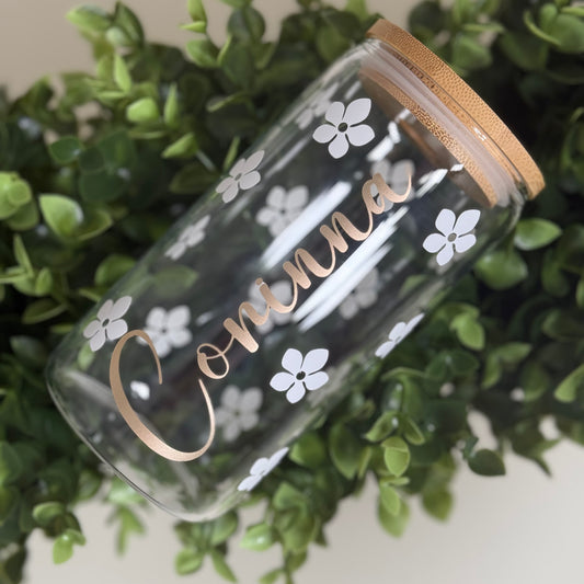Personalisierte Glas mit Bambusdeckel – Blumenmuster & Name in Handlettering – Individuelles Trinkglas, Geschenkidee für Freunde und Familie