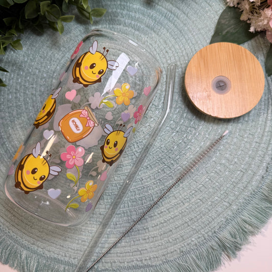 Kawaii Trinkglas mit Bienen, Herzen und Blumen–500ml Glasbecher mit Bambusdeckel & Glasstrohhalm–Süßes Geschenk für Fans von Cute Aesthetic!