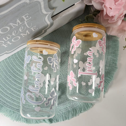 Personalisierte Glas mit Bambusdeckel – Schleife & Name – Geschenkidee für Freunde und Familie, Weihnachtsgeschenk