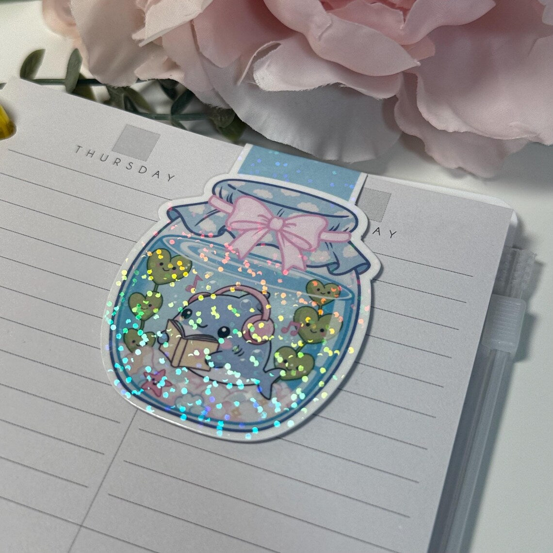 Magnetisches Lesezeichen "Hai im Glas" mit holografischem Glanz - Dein süßer Lese-Begleiter!