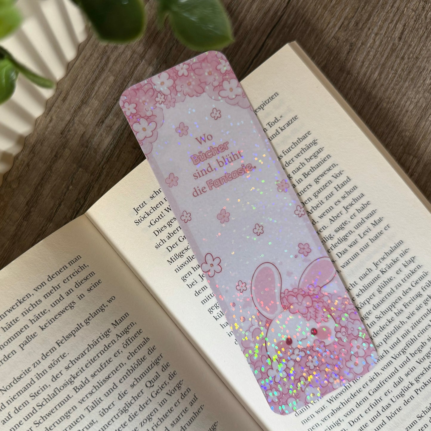 Holografisches Lesezeichen mit Häschen & Kirschblüten | – Geschenk für Buchliebhaber