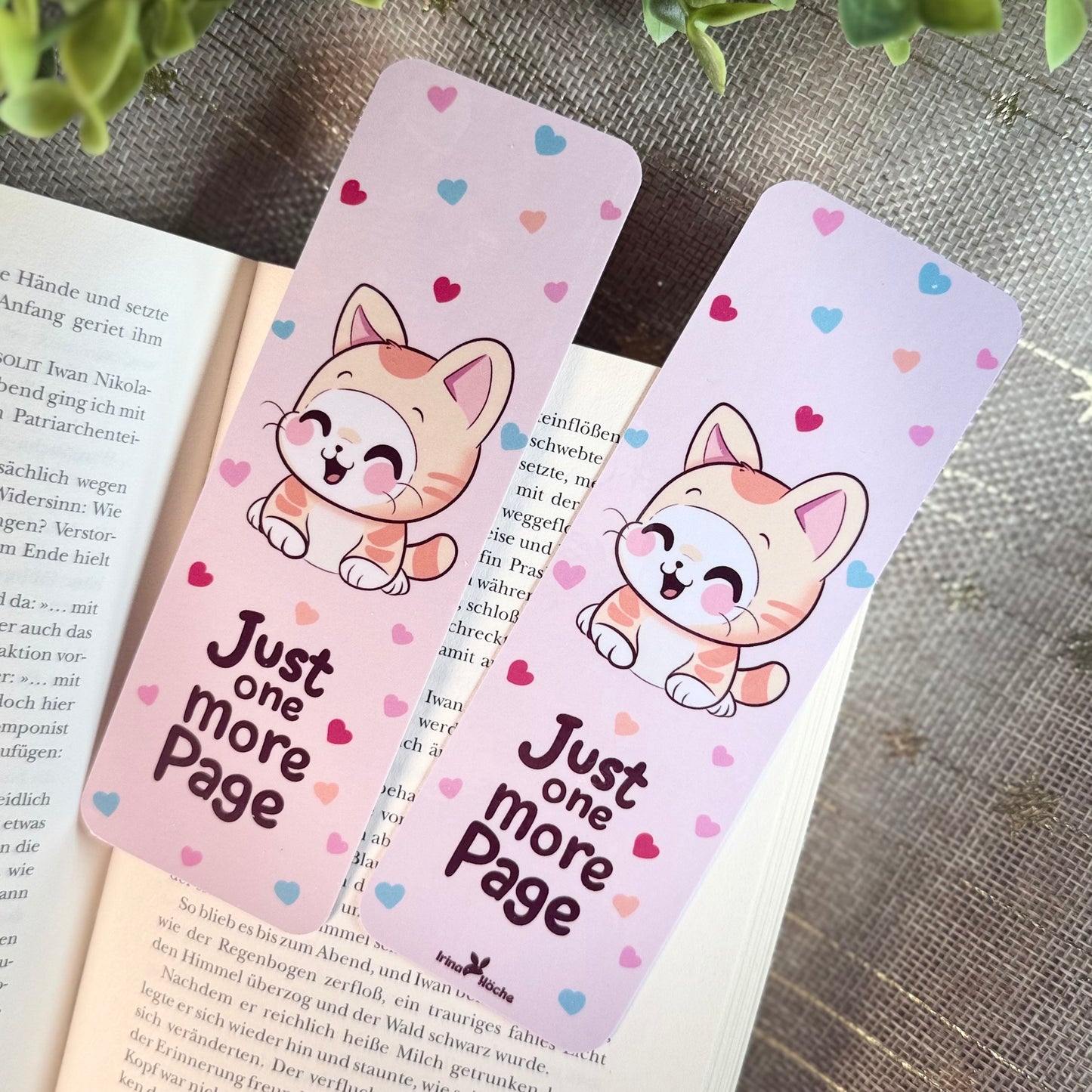 Lesezeichen “Just one more page” – Süßes Katzenmotiv – Bookmark für Bücherwürmer & Journals