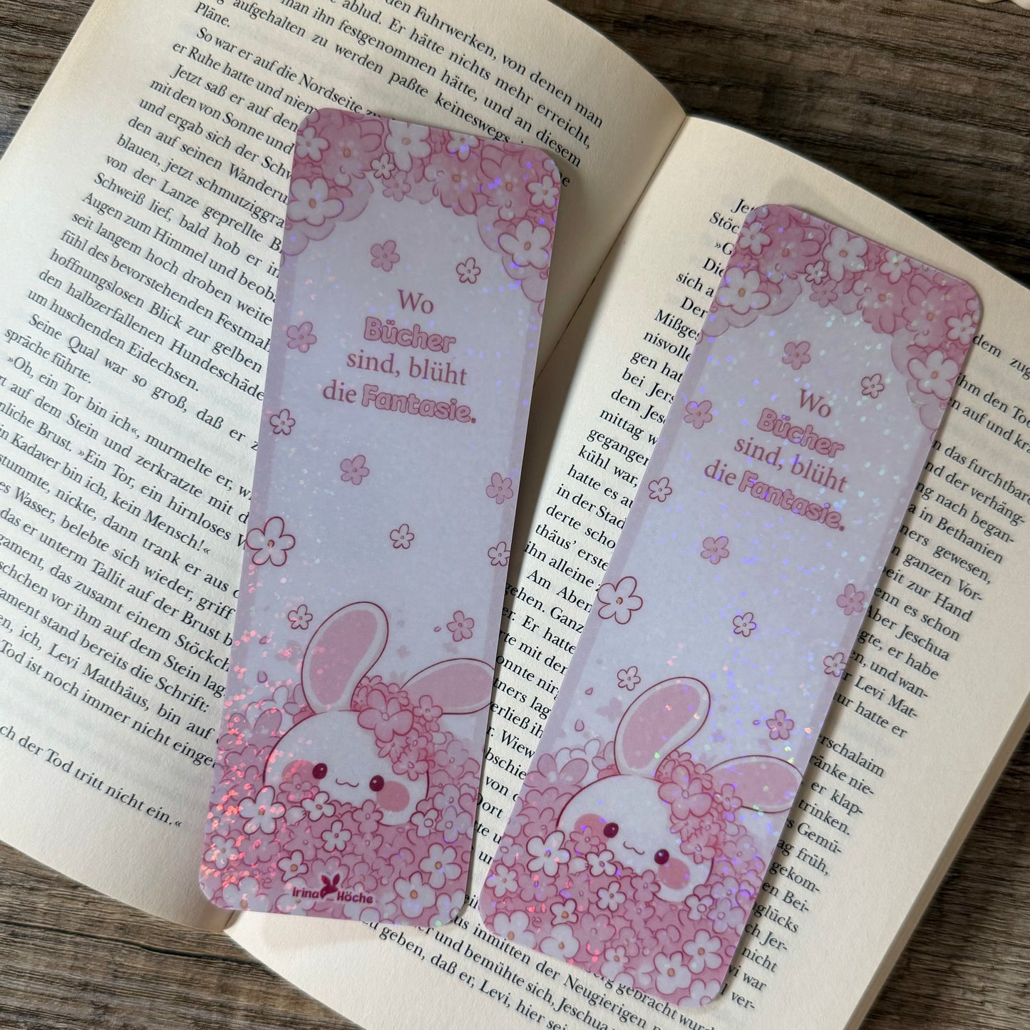 Holografisches Lesezeichen mit Häschen & Kirschblüten | – Geschenk für Buchliebhaber