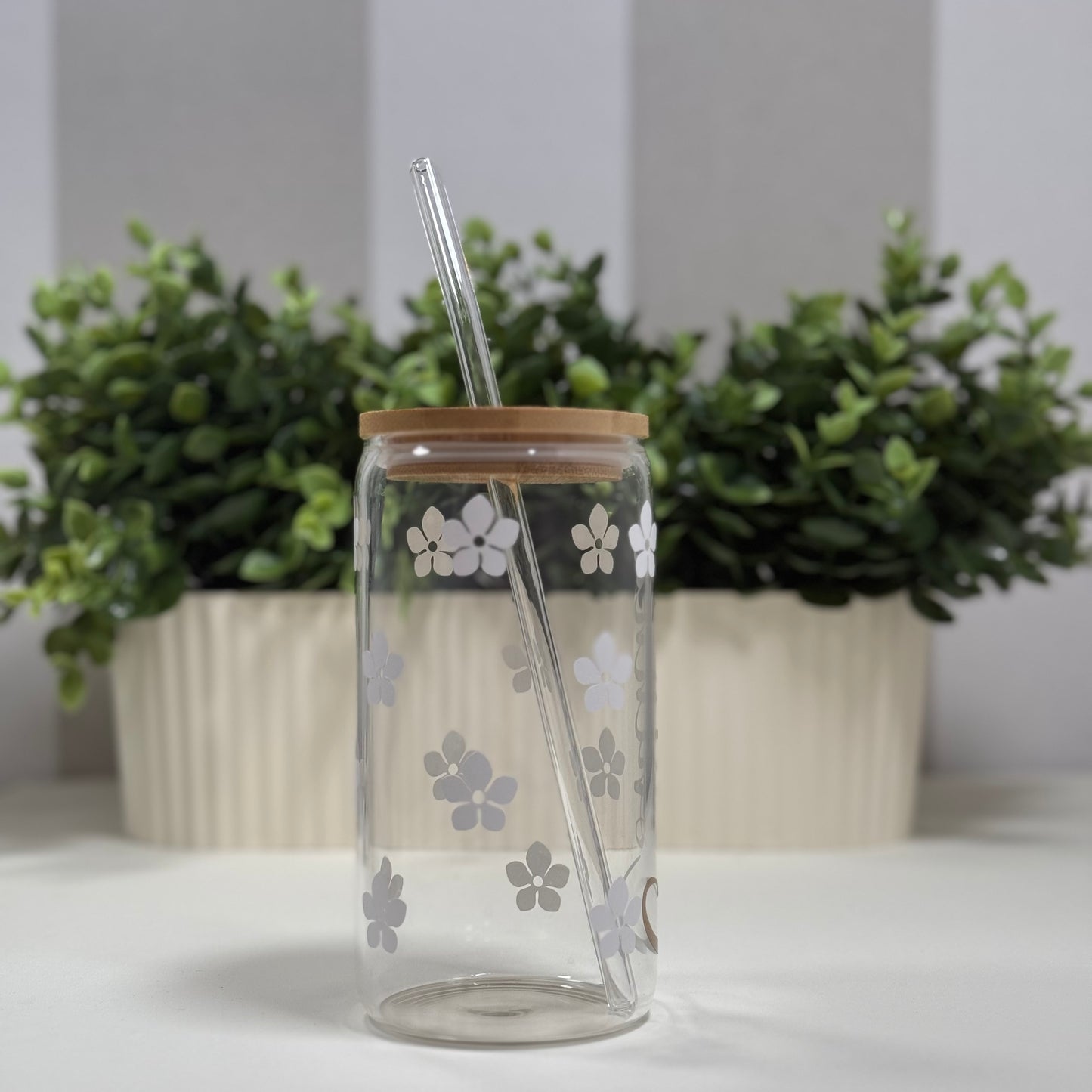 Personalisierte Glas mit Bambusdeckel – Blumenmuster & Name in Handlettering – Individuelles Trinkglas, Geschenkidee für Freunde und Familie