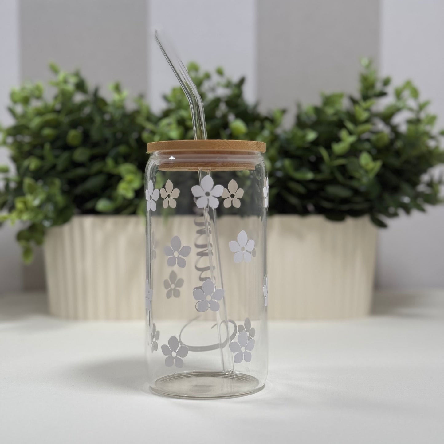 Personalisierte Glas mit Bambusdeckel – Blumenmuster & Name in Handlettering – Individuelles Trinkglas, Geschenkidee für Freunde und Familie