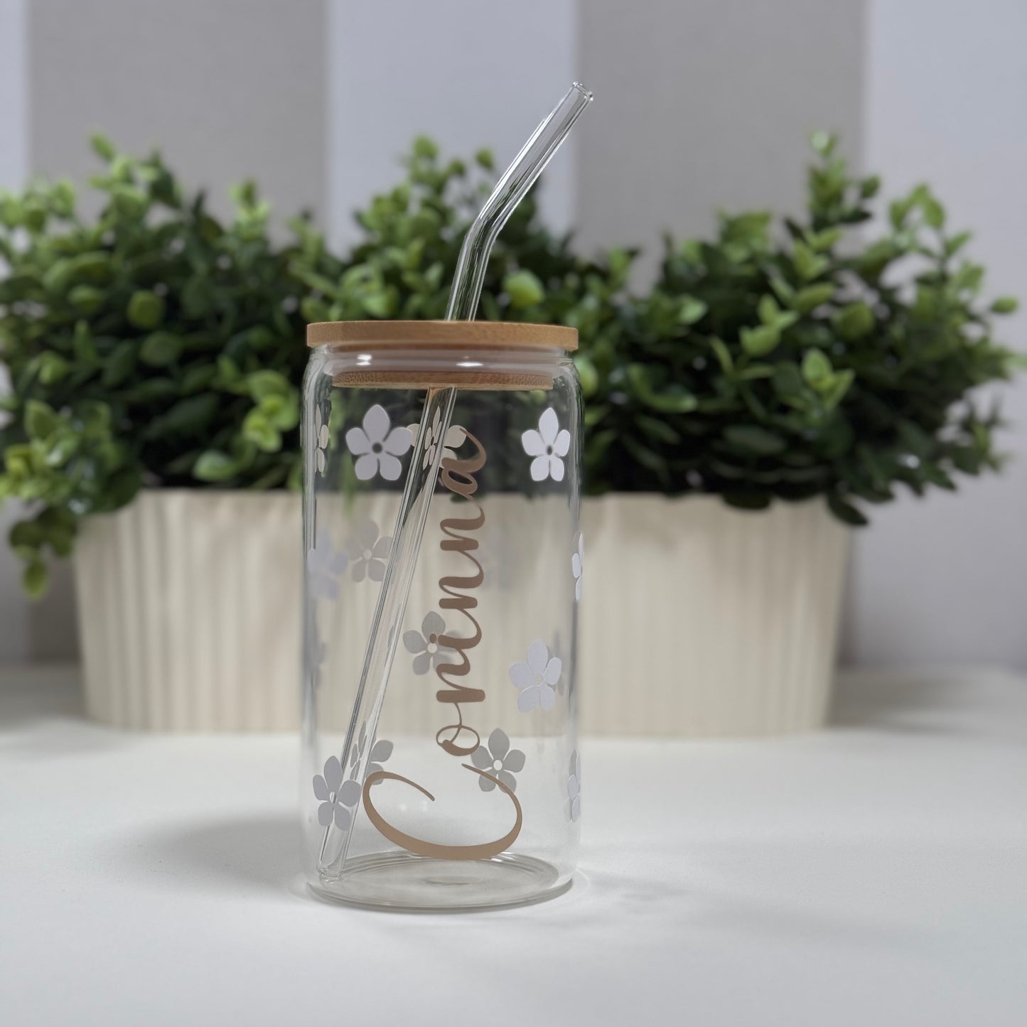 Personalisierte Glas mit Bambusdeckel – Blumenmuster & Name in Handlettering – Individuelles Trinkglas, Geschenkidee für Freunde und Familie