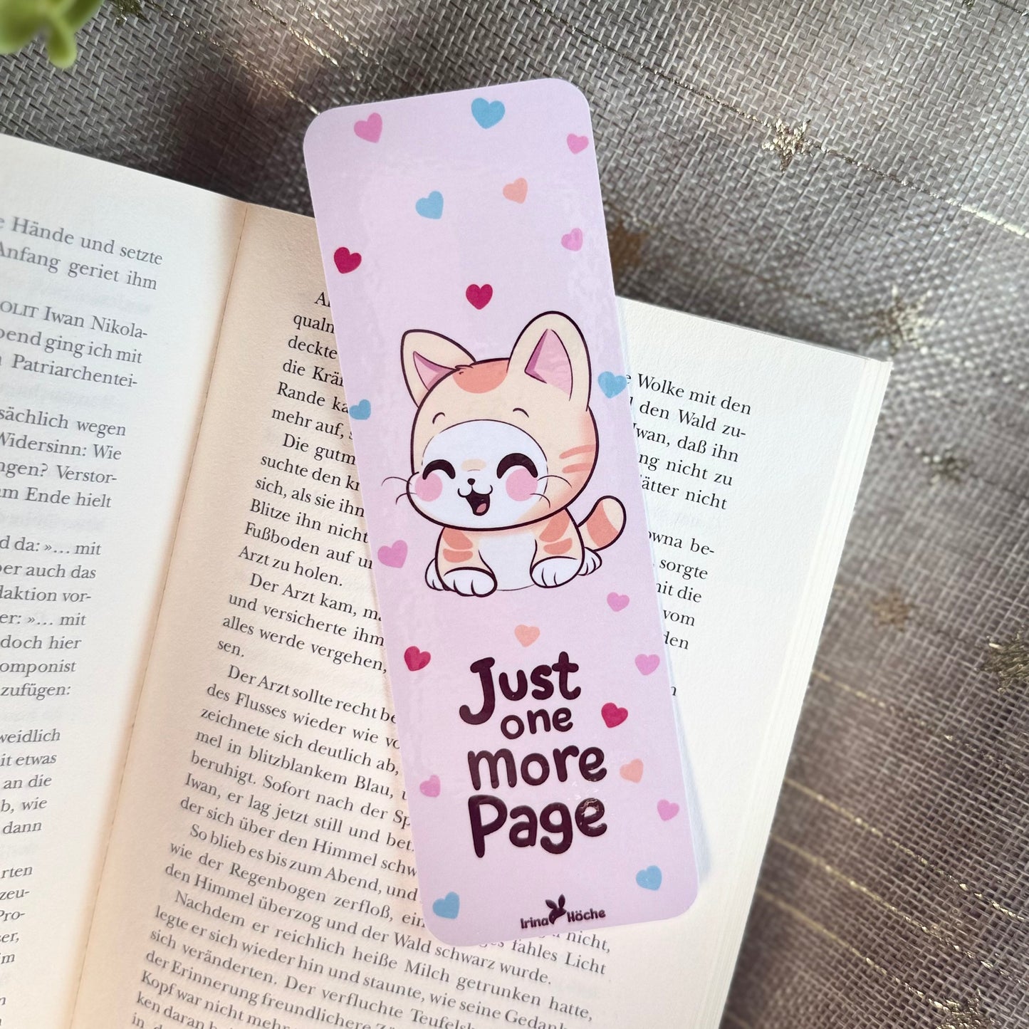 Lesezeichen “Just one more page” – Süßes Katzenmotiv – Bookmark für Bücherwürmer & Journals