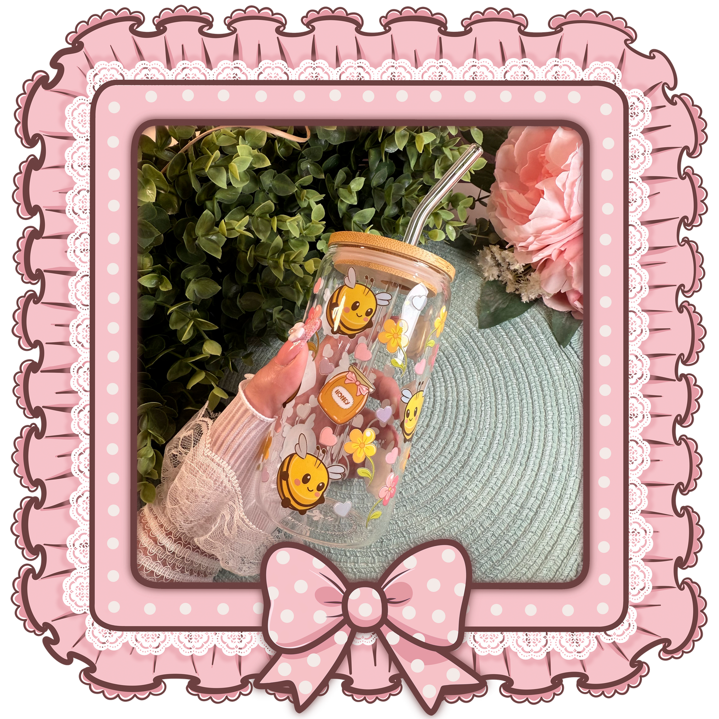 Kawaii Trinkglas mit Bienen, Herzen und Blumen–500ml Glasbecher mit Bambusdeckel & Glasstrohhalm–Süßes Geschenk für Fans von Cute Aesthetic!