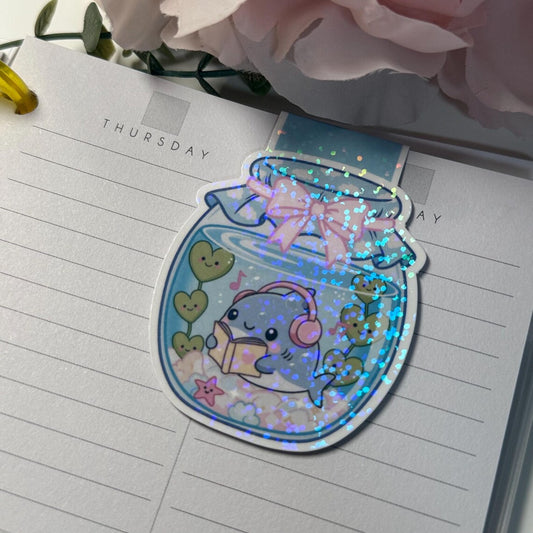 Magnetisches Lesezeichen "Hai im Glas" mit holografischem Glanz - Dein süßer Lese-Begleiter!