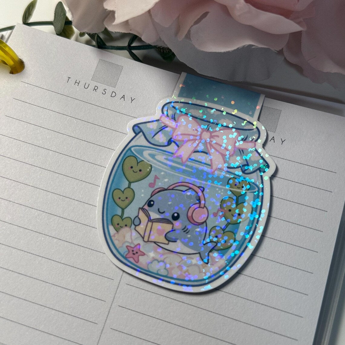 Magnetisches Lesezeichen "Hai im Glas" mit holografischem Glanz - Dein süßer Lese-Begleiter!