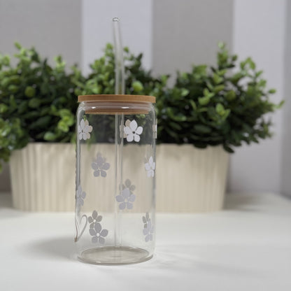 Personalisierte Glas mit Bambusdeckel – Blumenmuster & Name in Handlettering – Individuelles Trinkglas, Geschenkidee für Freunde und Familie