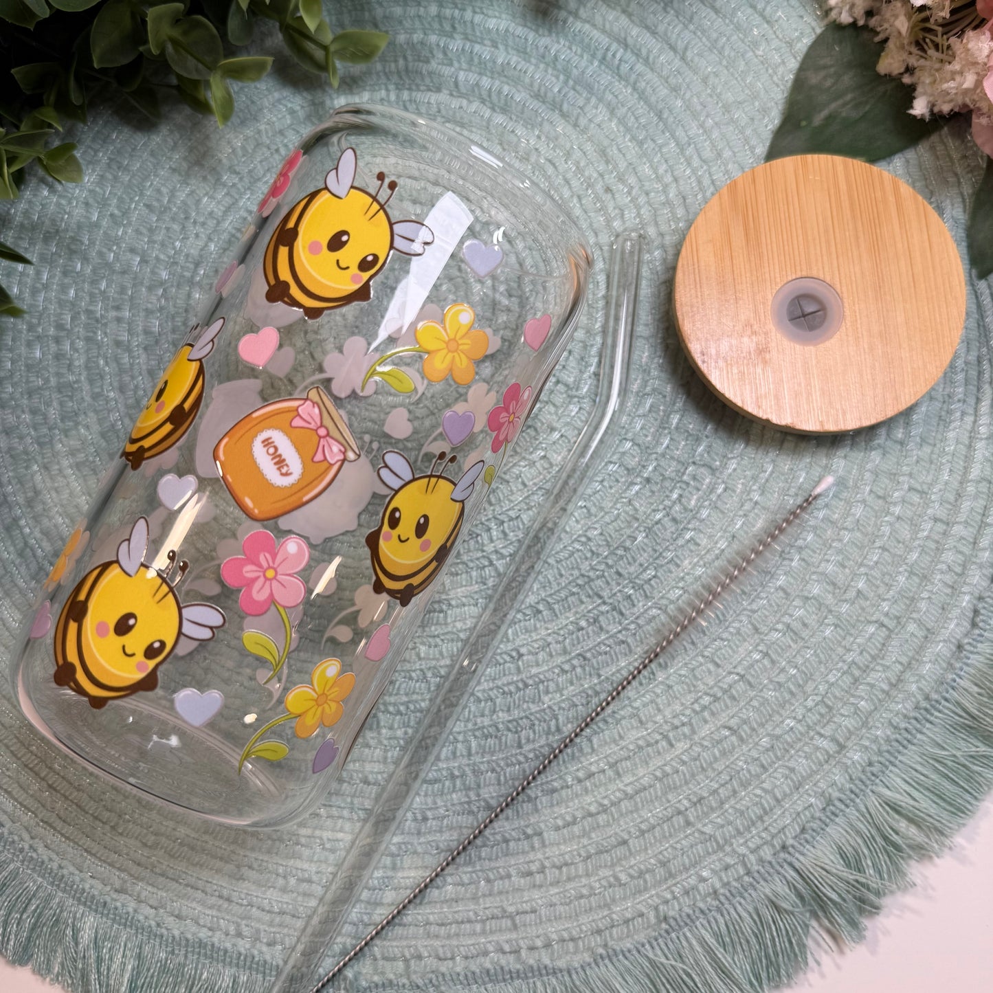 Kawaii Trinkglas mit Bienen, Herzen und Blumen–500ml Glasbecher mit Bambusdeckel & Glasstrohhalm–Süßes Geschenk für Fans von Cute Aesthetic!