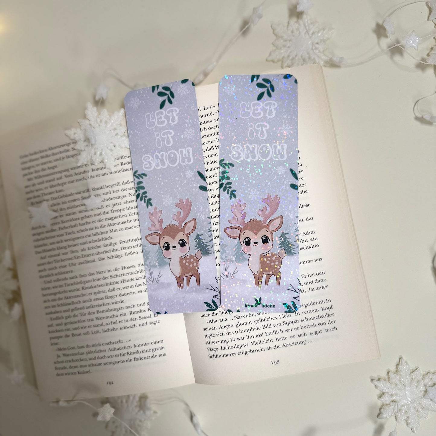 Weihnachtliches Lesezeichen “Let It Snow” mit Reh – Glitzerdesign auf zartem pastellfarbenem Hintergrund