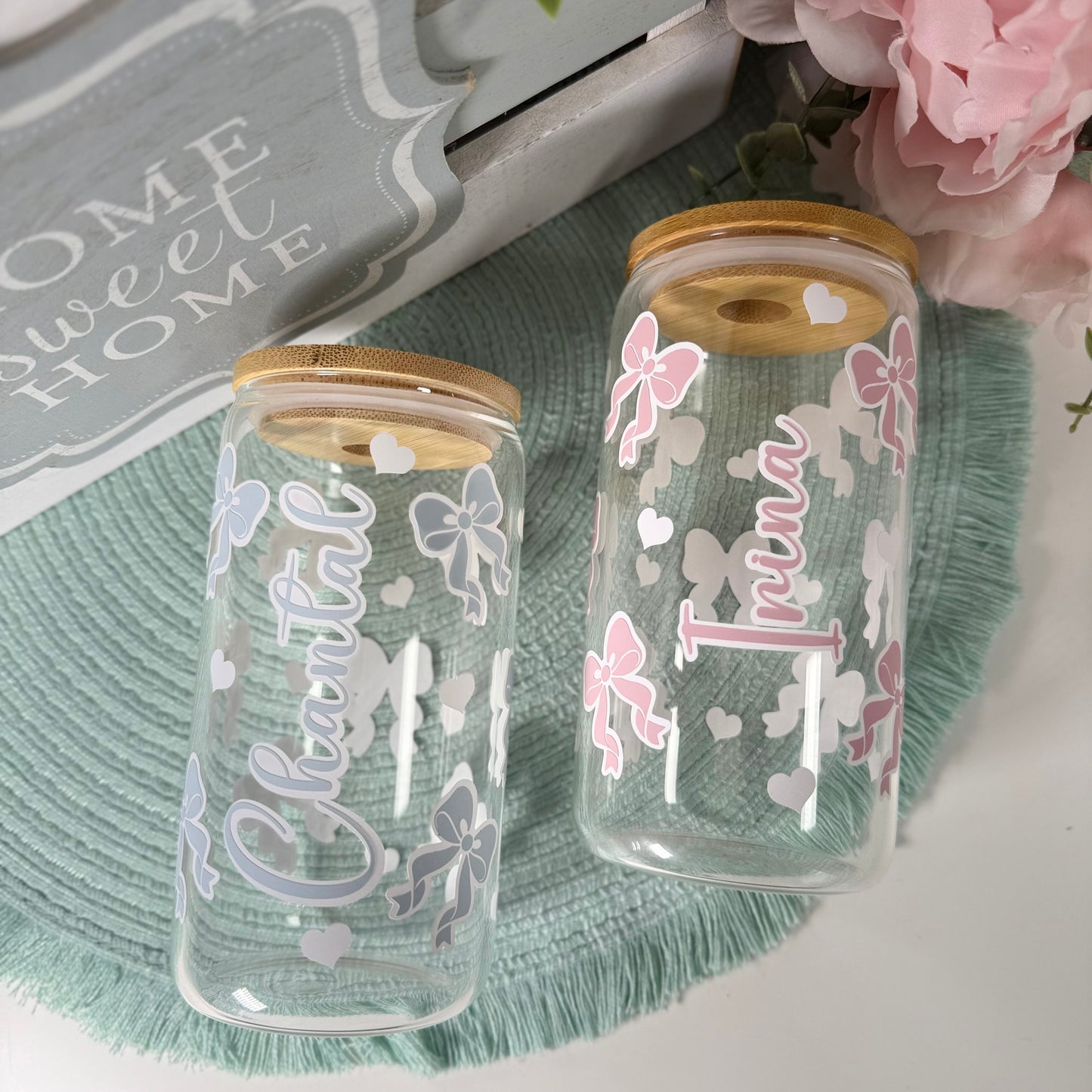 Personalisierte Glas mit Bambusdeckel – Schleife & Name – Geschenkidee für Freunde und Familie, Weihnachtsgeschenk