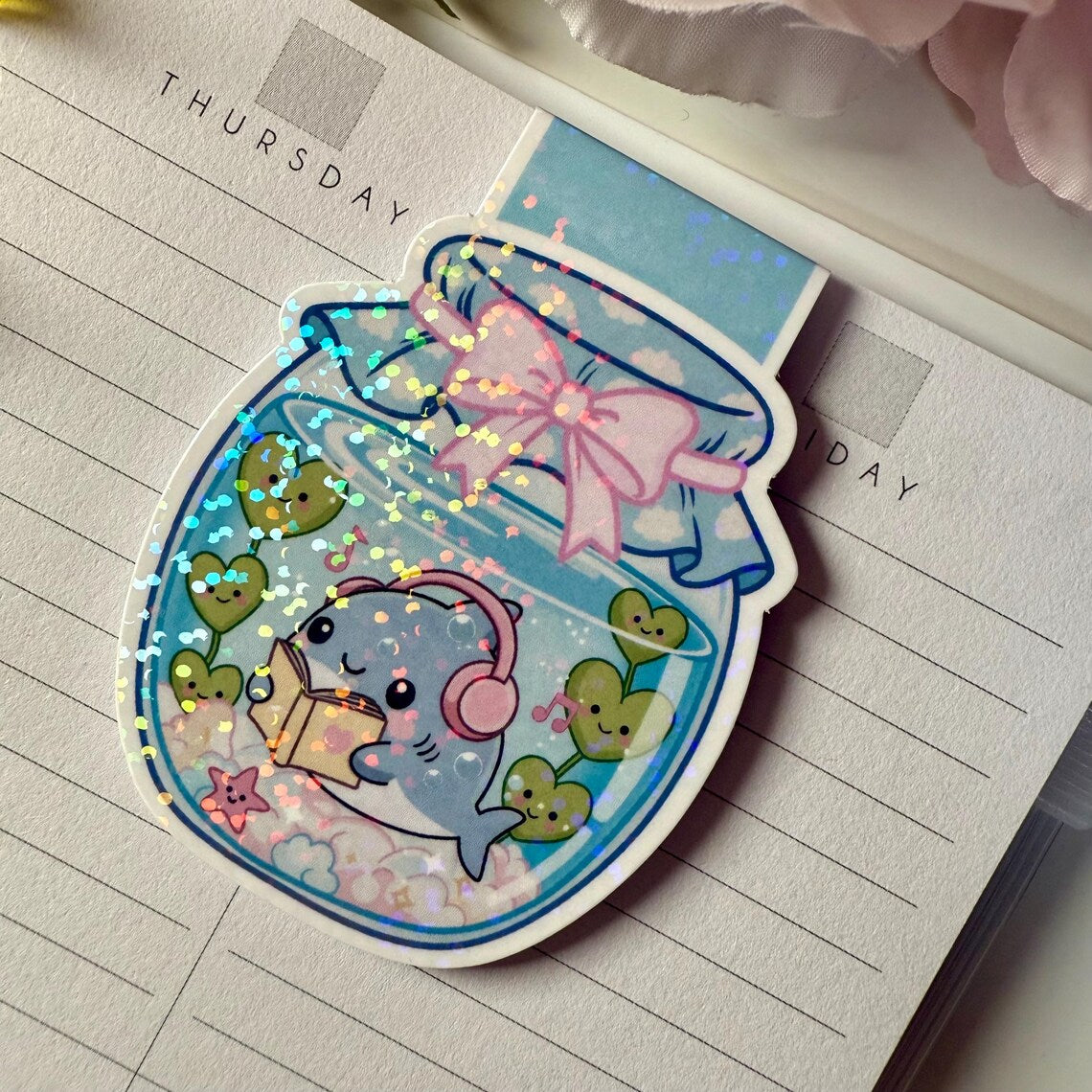 Magnetisches Lesezeichen "Hai im Glas" mit holografischem Glanz - Dein süßer Lese-Begleiter!