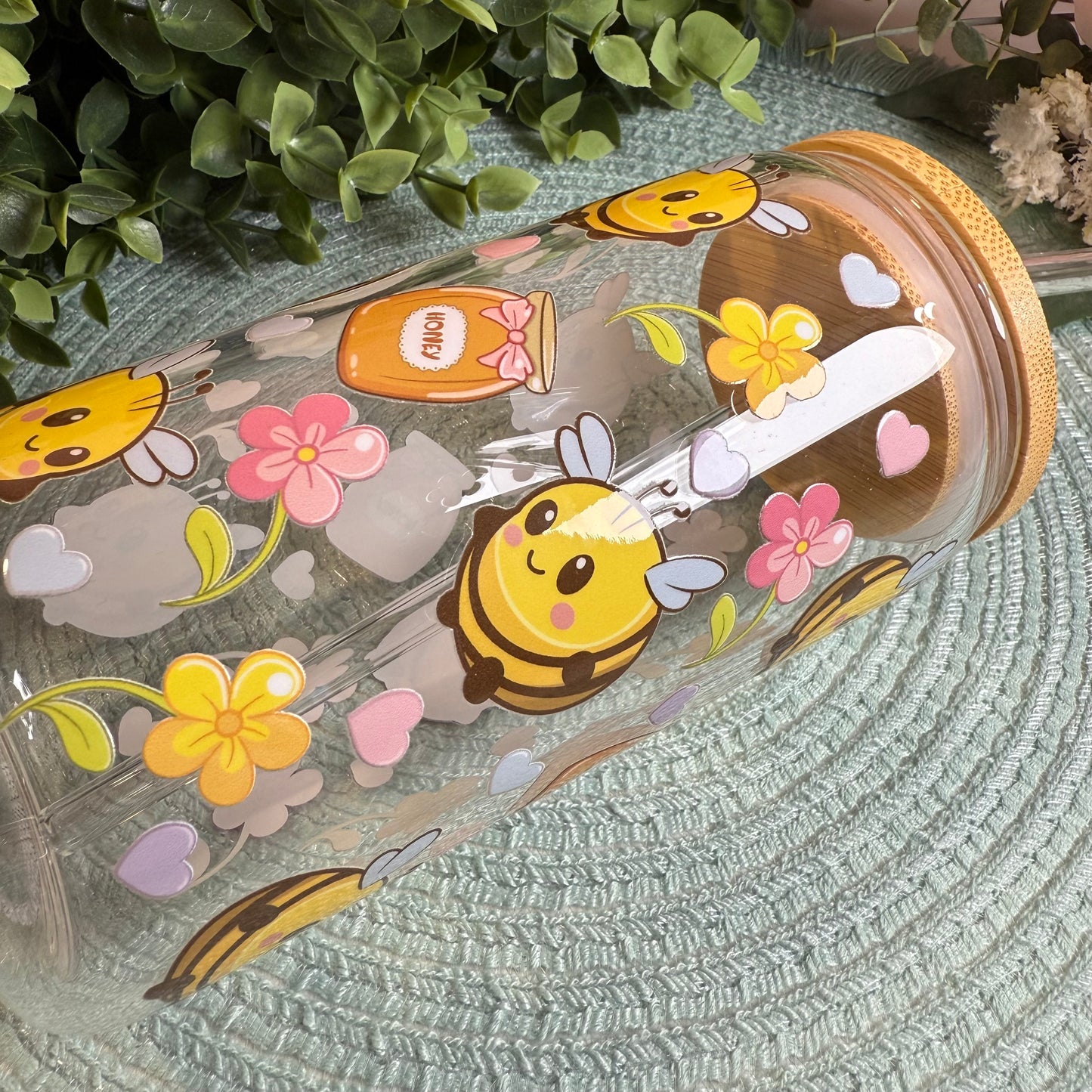 Kawaii Trinkglas mit Bienen, Herzen und Blumen–500ml Glasbecher mit Bambusdeckel & Glasstrohhalm–Süßes Geschenk für Fans von Cute Aesthetic!