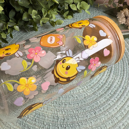 Kawaii Trinkglas mit Bienen, Herzen und Blumen–500ml Glasbecher mit Bambusdeckel & Glasstrohhalm–Süßes Geschenk für Fans von Cute Aesthetic!