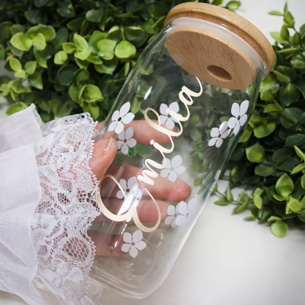 Personalisierte Glas mit Bambusdeckel – Blumenmuster & Name in Handlettering – Individuelles Trinkglas, Geschenkidee für Freunde und Familie