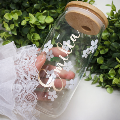 Personalisierte Glas mit Bambusdeckel – Blumenmuster & Name in Handlettering – Individuelles Trinkglas, Geschenkidee für Freunde und Familie