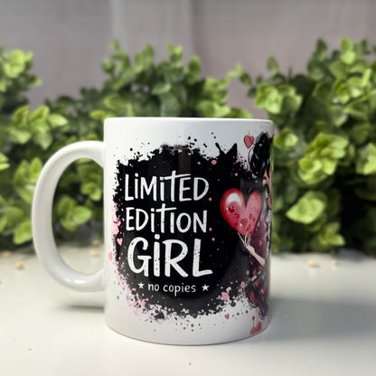 Keramiktasse mit dem Spruch "Limited Edition Girl". Personalisierbar mit Namen, perfektes Geschenk für besondere Girls.