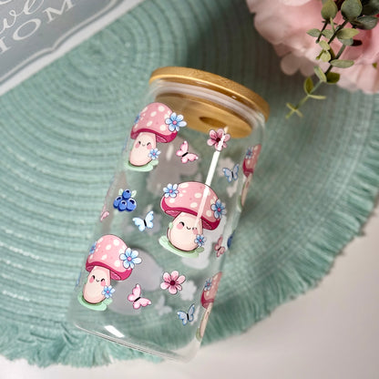 Kawaii Trinkglas mit Bambusdeckel und Glasstrohhalm | 500ml Trinkglas mit Pilz-Motiv, Schmetterlingen und Blumen | Ästhetisches Geschenk