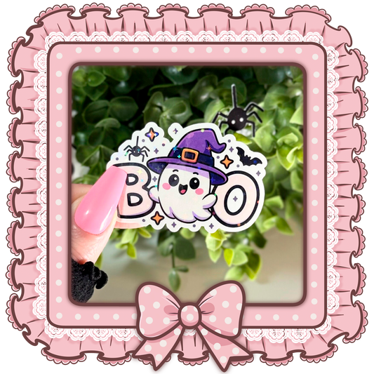 Kawaii Halloween Sticker – Süßer Geist „BOO“ mit Hexenhut, holografisch laminiert & wasserfest, Aufkleber für Trinkflaschen