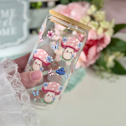 Kawaii Trinkglas mit Bambusdeckel und Glasstrohhalm | 500ml Trinkglas mit Pilz-Motiv, Schmetterlingen und Blumen | Ästhetisches Geschenk