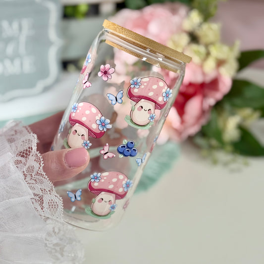 Kawaii Trinkglas mit Bambusdeckel und Glasstrohhalm | 500ml Trinkglas mit Pilz-Motiv, Schmetterlingen und Blumen | Ästhetisches Geschenk