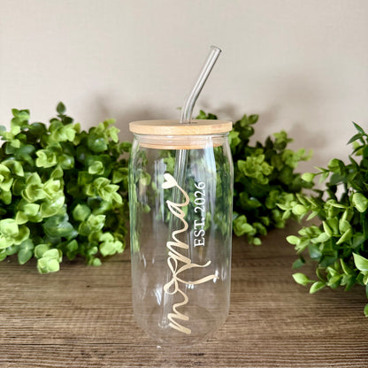 Personalisiertes Mama Glas mit Jahreszahl - Borosilikatglas mit Bambusdeckel & Strohhalm
