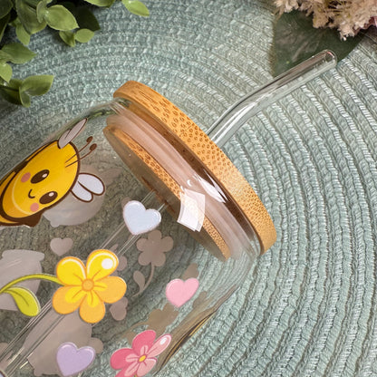 Kawaii Trinkglas mit Bienen, Herzen und Blumen–500ml Glasbecher mit Bambusdeckel & Glasstrohhalm–Süßes Geschenk für Fans von Cute Aesthetic!