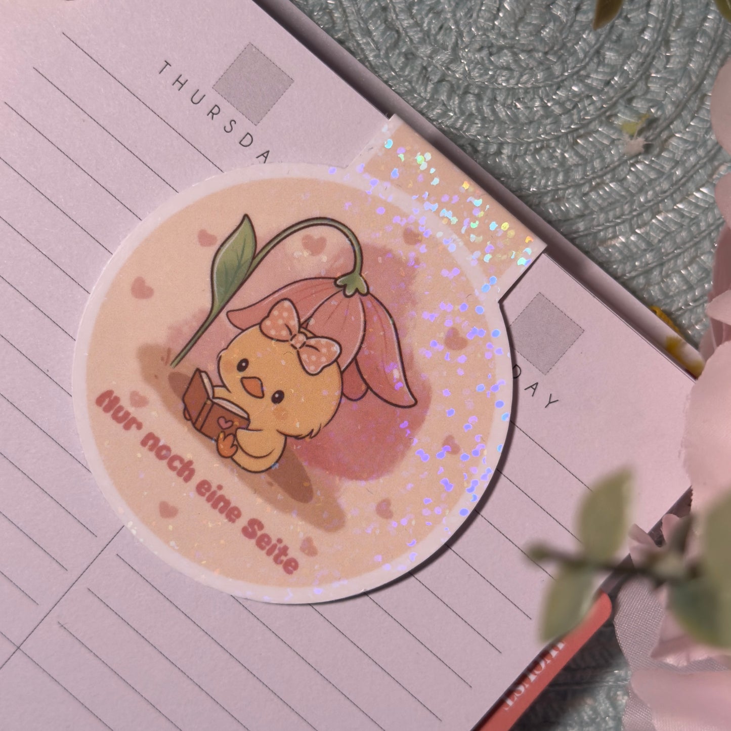 Magnetisches Lesezeichen mit süßem Entenküken – Holografisch, kawaii Design für Bücher & Planer