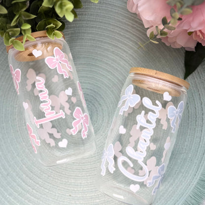 Personalisierte Glas mit Bambusdeckel – Schleife & Name – Geschenkidee für Freunde und Familie, Weihnachtsgeschenk