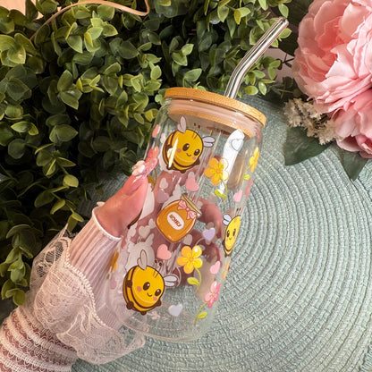 Kawaii Trinkglas mit Bienen, Herzen und Blumen–500ml Glasbecher mit Bambusdeckel & Glasstrohhalm–Süßes Geschenk für Fans von Cute Aesthetic!