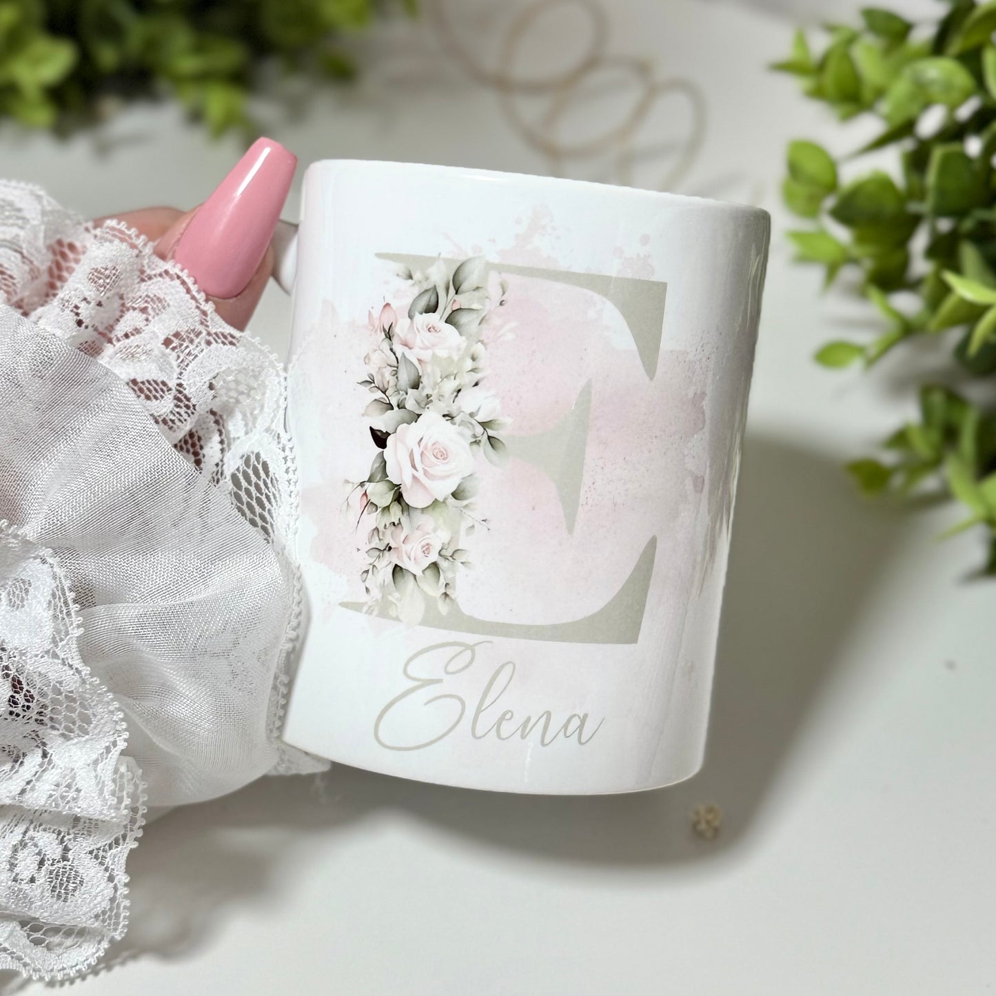 Personalisierte Tasse mit Wunsch-Buchstabe & Name | Elegantes Aquarell Blumen Design | Individuelle Kaffeetasse Geschenk für Frauen