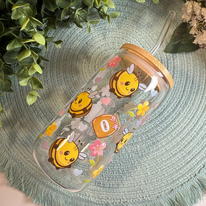Kawaii Trinkglas mit Bienen, Herzen und Blumen–500ml Glasbecher mit Bambusdeckel & Glasstrohhalm–Süßes Geschenk für Fans von Cute Aesthetic!