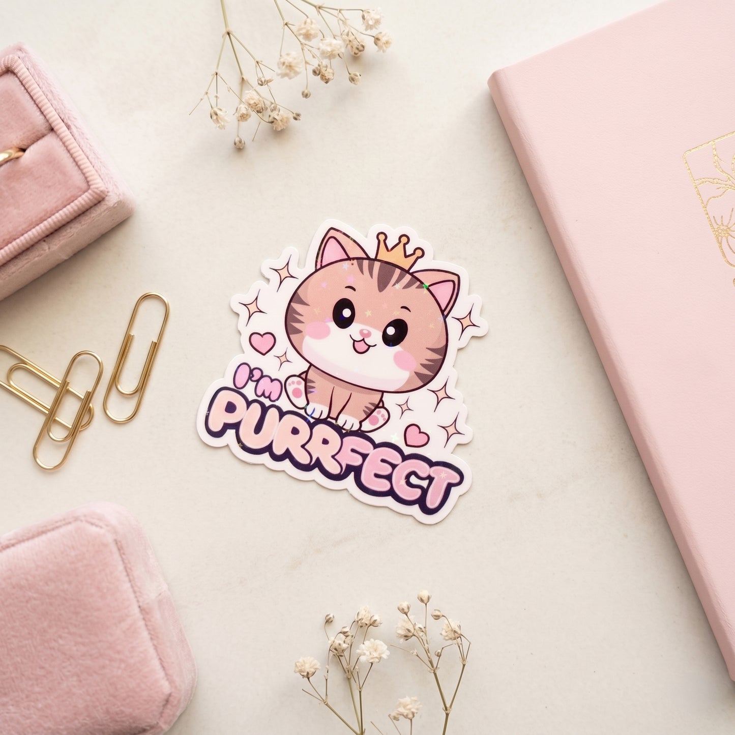 Kawaii Katze mit goldener Krone, rosigen Wangen und Herzchen, holografischer Glitzer Die-Cut Vinyl Sticker mit Spruch I'm Purrfect in Rosa und Lila, ca. 6,7×6,4 cm