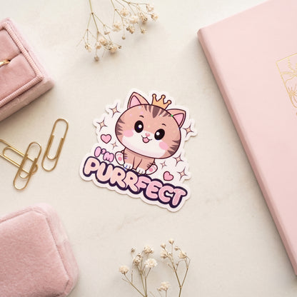 Kawaii Katze mit goldener Krone, rosigen Wangen und Herzchen, holografischer Glitzer Die-Cut Vinyl Sticker mit Spruch I'm Purrfect in Rosa und Lila, ca. 6,7×6,4 cm