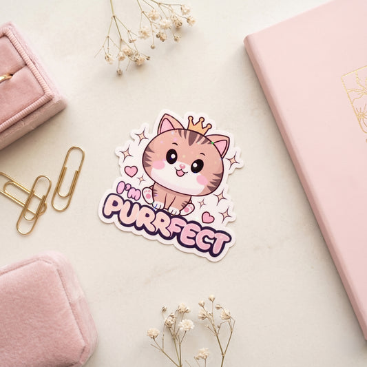 Kawaii Katze mit goldener Krone, rosigen Wangen und Herzchen, holografischer Glitzer Die-Cut Vinyl Sticker mit Spruch I'm Purrfect in Rosa und Lila, ca. 6,7×6,4 cm