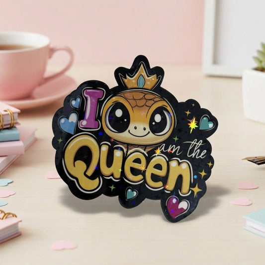 Kawaii Schlange mit goldener Krone auf schwarzem Hintergrund, holografischer Die-Cut Vinyl Sticker mit Spruch I am the Queen in Gold und Lila, bunten Herzchen und Sternen, ca. 6,7×5,9 cm