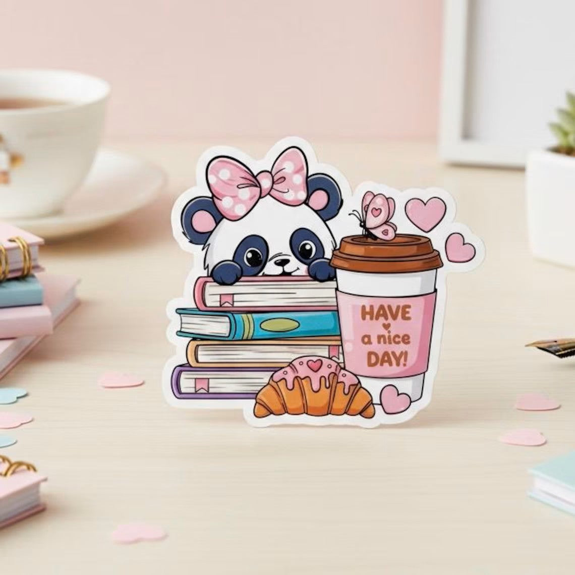 Kawaii Panda Die-Cut Vinyl Sticker mit Bücherstapel, Kaffeebecher und Croissant – süßer Aufkleber mit pinker Schleife und Have a nice day Spruch, 6×5 cm