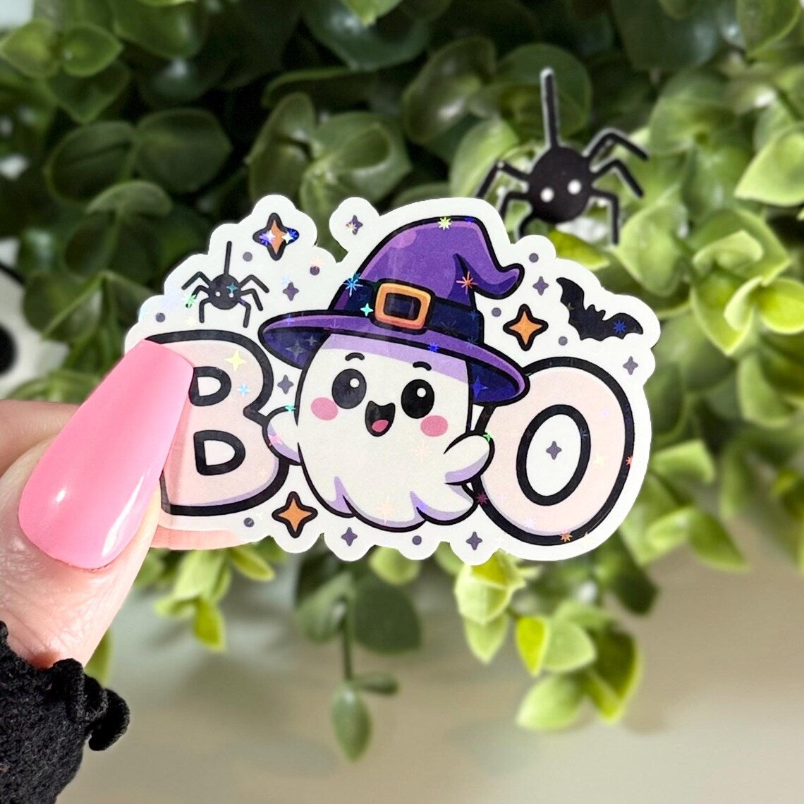 Kawaii Halloween Sticker – Süßer Geist „BOO“ mit Hexenhut, holografisch laminiert & wasserfest, Aufkleber für Trinkflaschen