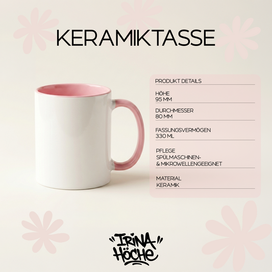 Produktkarte einer weißen Keramiktasse mit rosa Innenfarbe und rosa Henkel vor hellem Hintergrund mit dekorativen rosa Blumen. Rechts eine Spezifikationstabelle mit folgenden Angaben: Höhe 95 mm, Durchmesser 80 mm, Fassungsvermögen 330 ml, spülmaschinen- und mikrowellengeeignet, Material Keramik. Unten das Logo von Irina Höche.