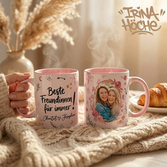 Personalisierte rosa Keramiktasse 330ml mit Foto zweier Freundinnen im Blumenrahmen und Spruch Beste Freundinnen für immer mit Namen Chantal und Josephine, Sublimationsdruck spülmaschinenfest