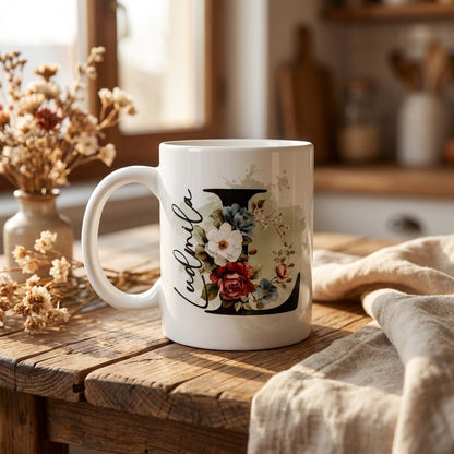 Personalisierte weiße Keramiktasse mit Blumen-Initiale L und Name Ludmila auf rustikalem Holztisch mit Trockenblumen, boho Küchendeko Geschenk für Frauen