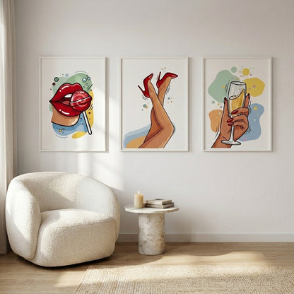 3-teiliges Pop-Art Poster Set She's That Girl an Terrakotta Wand im Wohnzimmer, rote Lippen mit Lollipop, High Heels und Champagnerglas, 200g Mattpapier A4, feminine Wanddeko